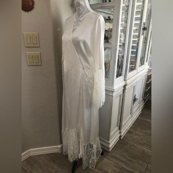 White Full Length Lace Trimmed Robe with Sash Size Small Lingerie Coverup - Picture 10 of 11